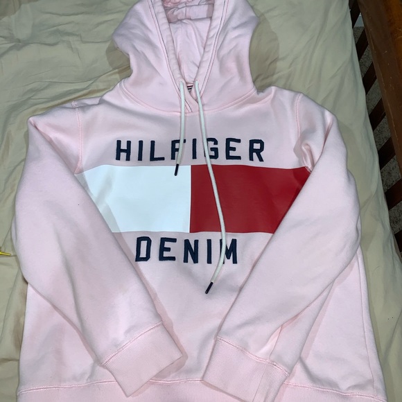 Tommy Hilfiger Tops - tommy sweatshirt